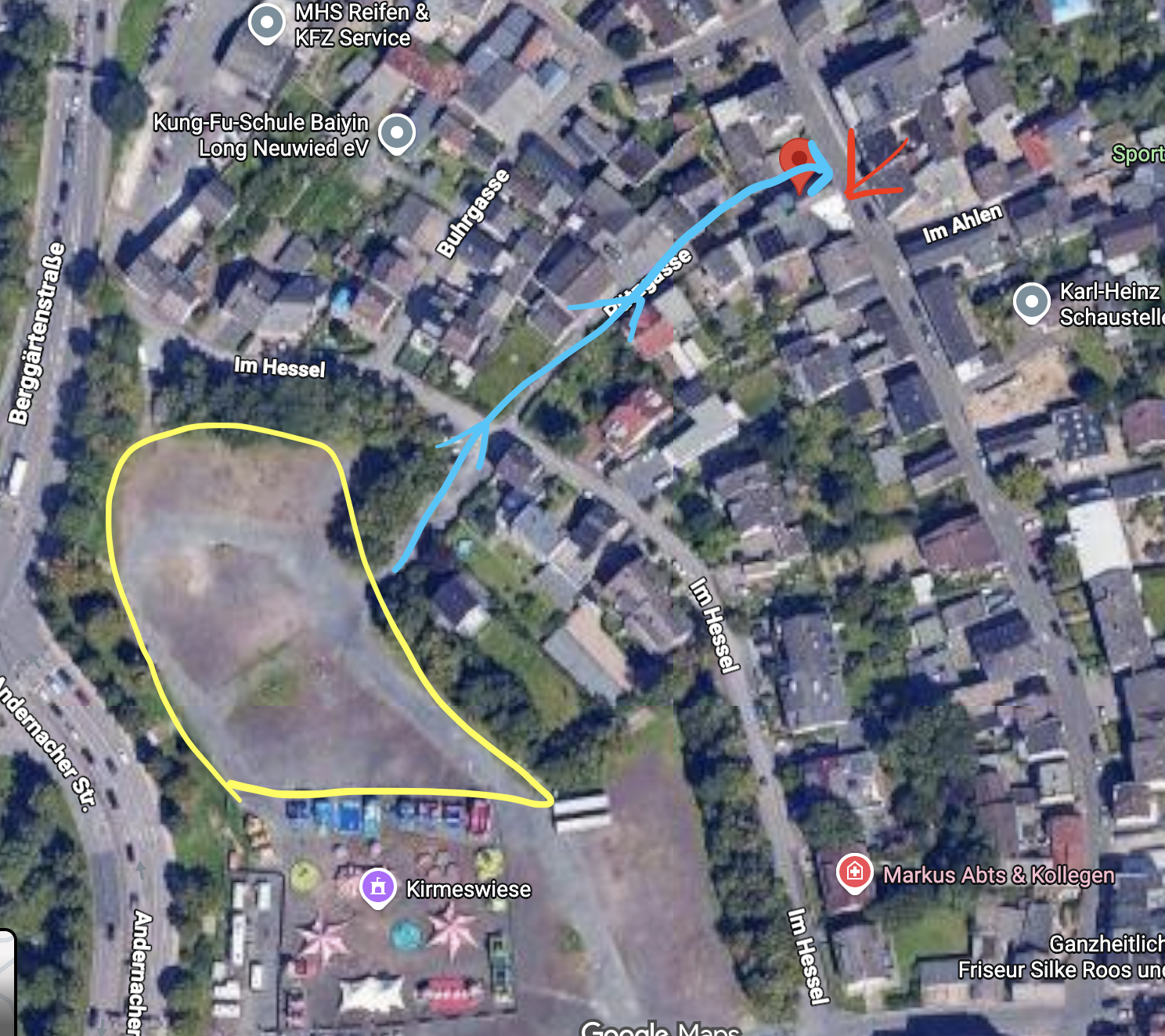 Anfahrtskarte: gelb markierte Parkmöglichkeiten auf der Kirmeswiese, blauer Fußweg und roter Eingang zur Gemeinde