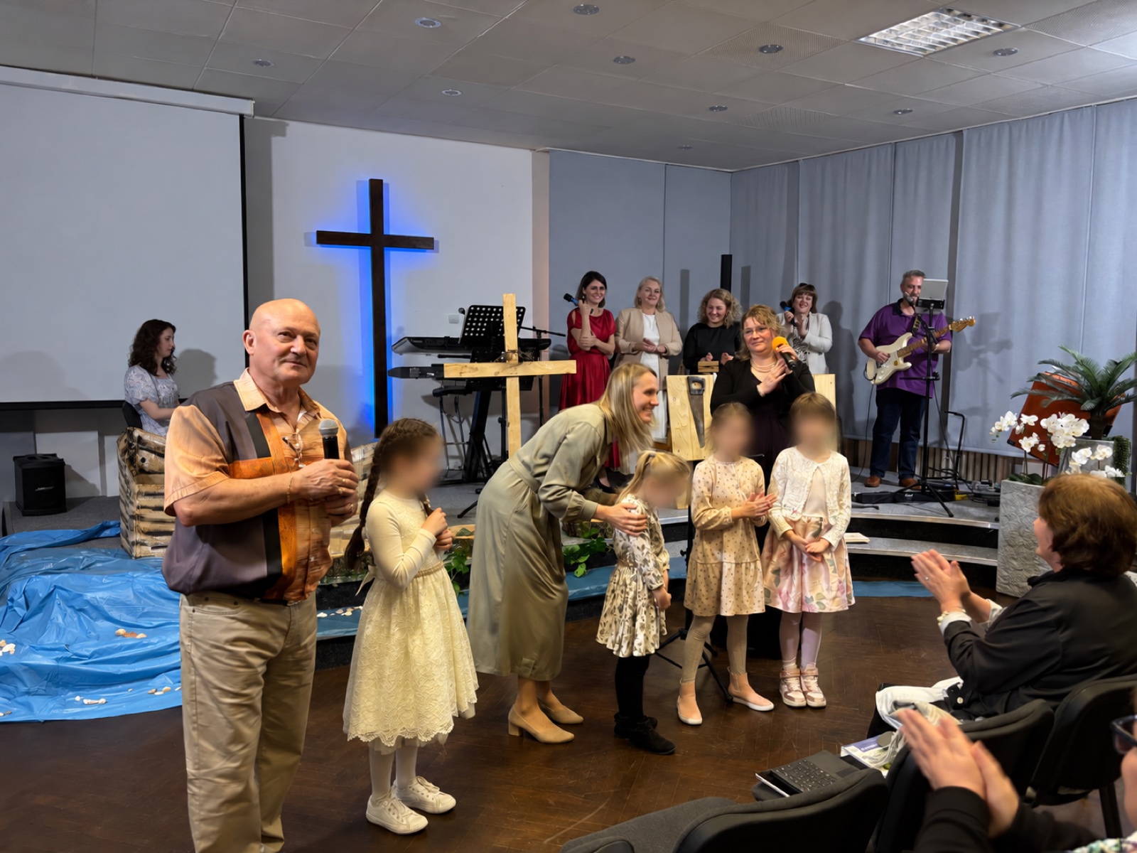 Gottesdienst mit Worship-Team und Familien
